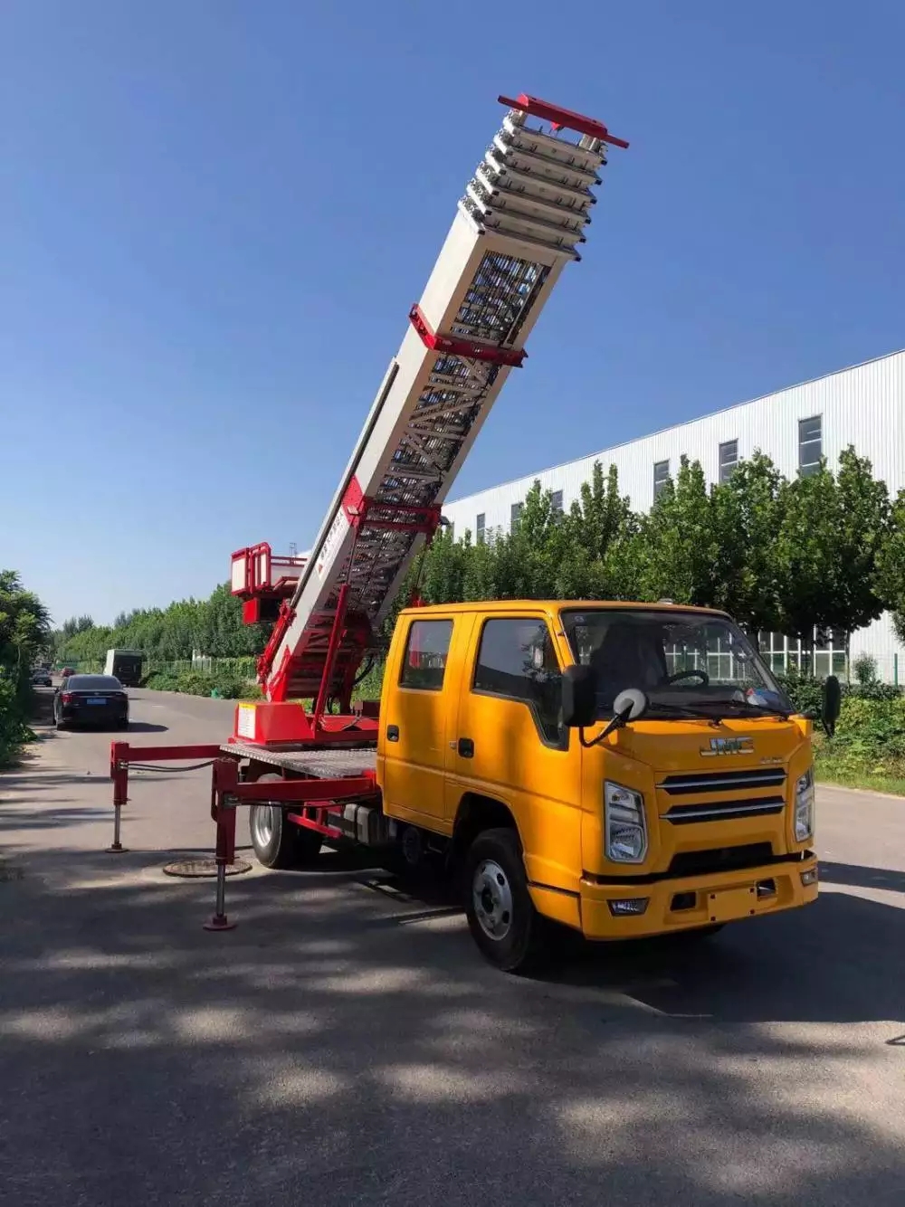 坦洲镇附近的云梯车出租服务：轻松解决高空作业需求